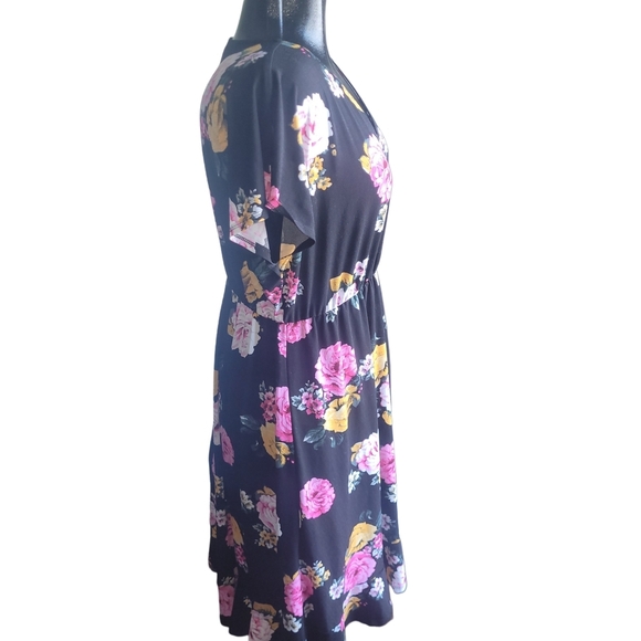 Torrid Black Faux Wrap Short Sleeve Dress With Floral Print Sz.0 - Picture 5 of 8